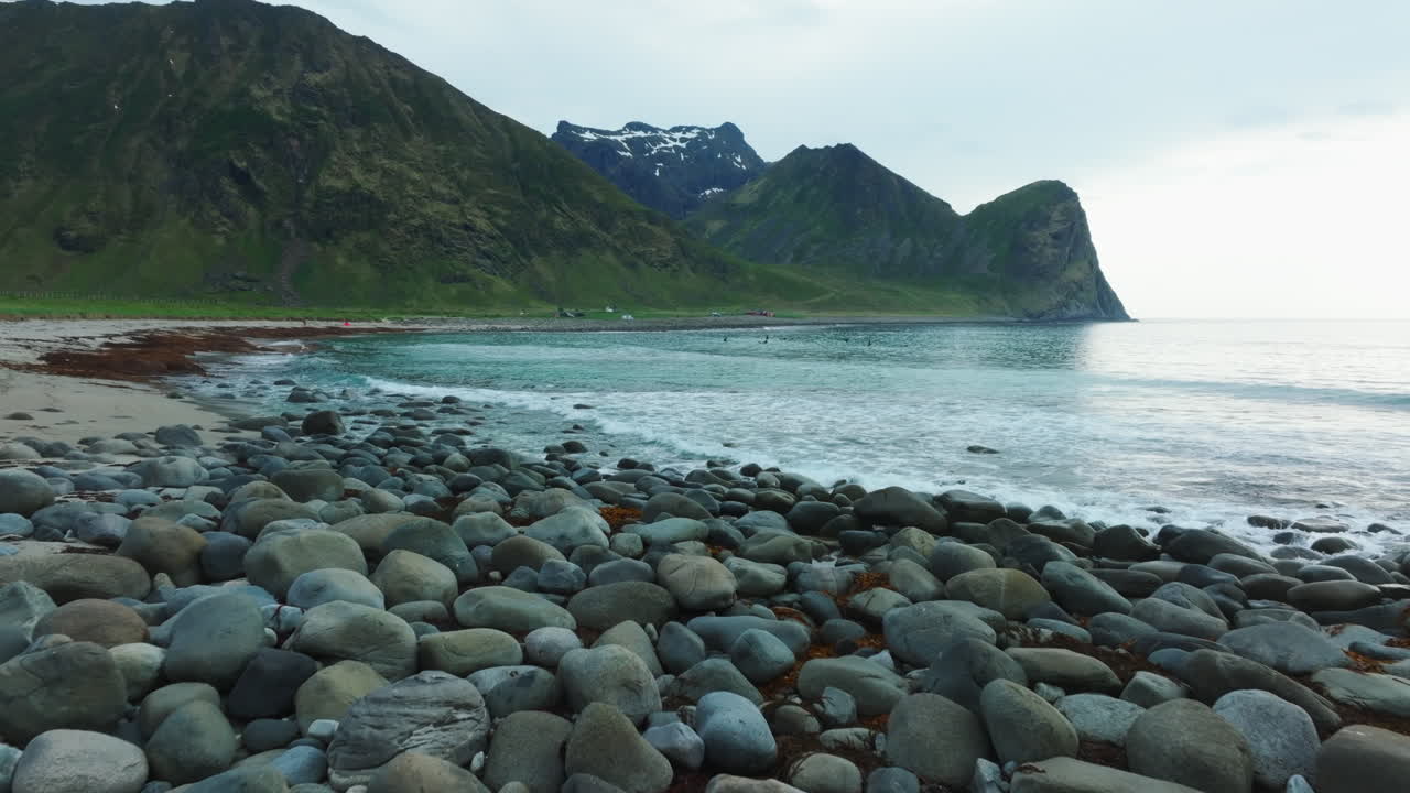 Được chụp gần những tảng đá của bãi biển Unstad trên quần đảo Lofoten, Na Uy
