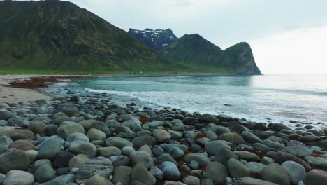 filmado cerca de las rocas de la playa de unstad en las islas lofoten, noruega