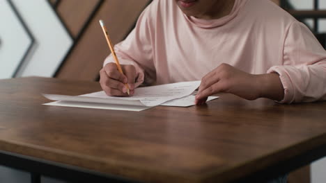 Afroamerikanisches-Mädchen-In-Der-Schule