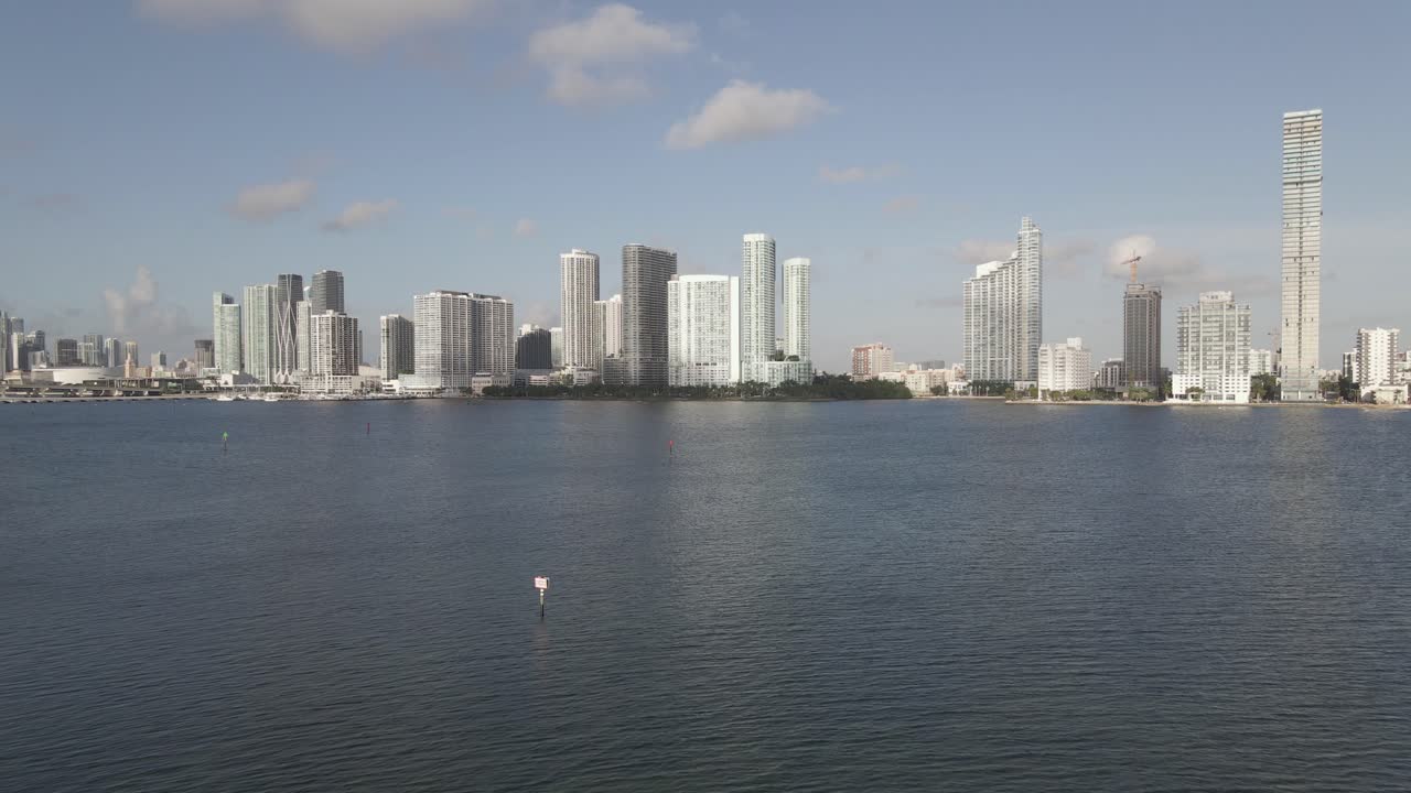 마이애미 엣지워터 지구의 고층 빌딩으로 낮은 비스캐인 만 비행