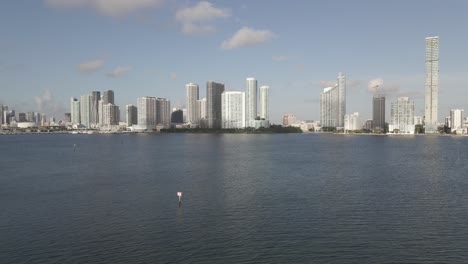 paso elevado de la bahía de biscayne baja a los rascacielos del distrito de edgewater, miami