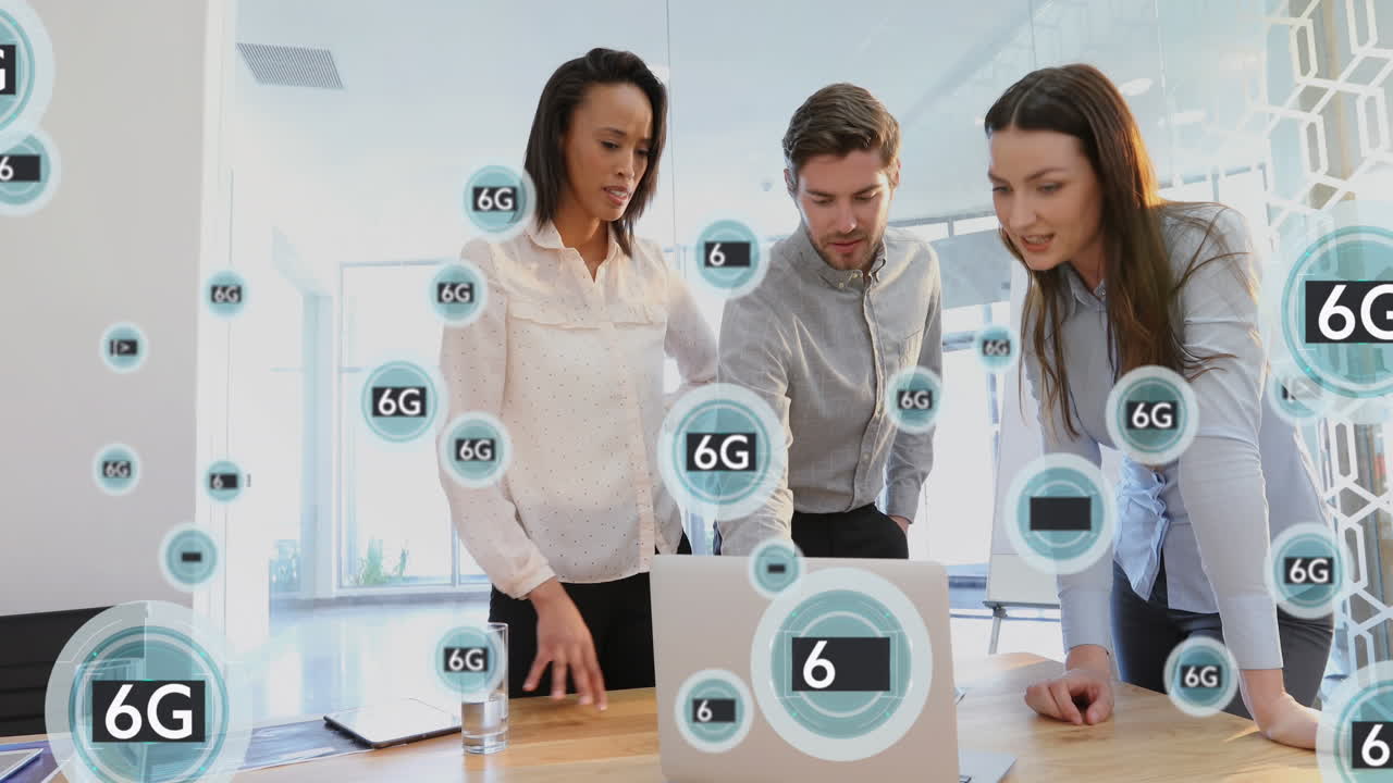 Animación de texto e iconos 6G sobre profesionales diversos en la oficina.