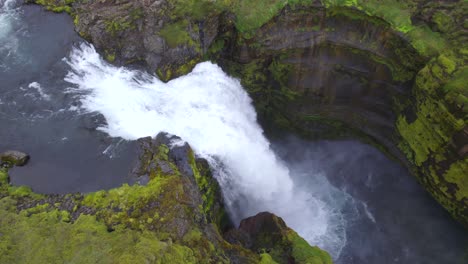 vuelo sobre el famoso monumento natural y atracción turística de las cataratas de skogafoss en islandia
