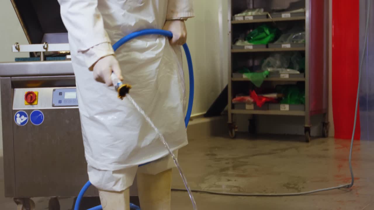 바닥 을 청소 하는 남성 도살자