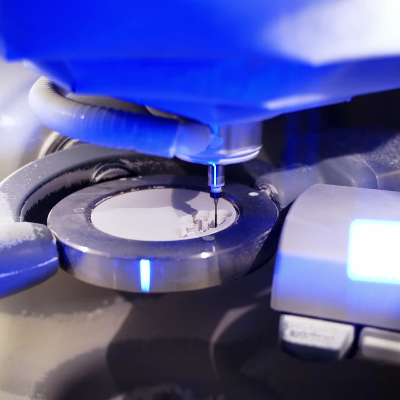 Milling machine to produce dental implants