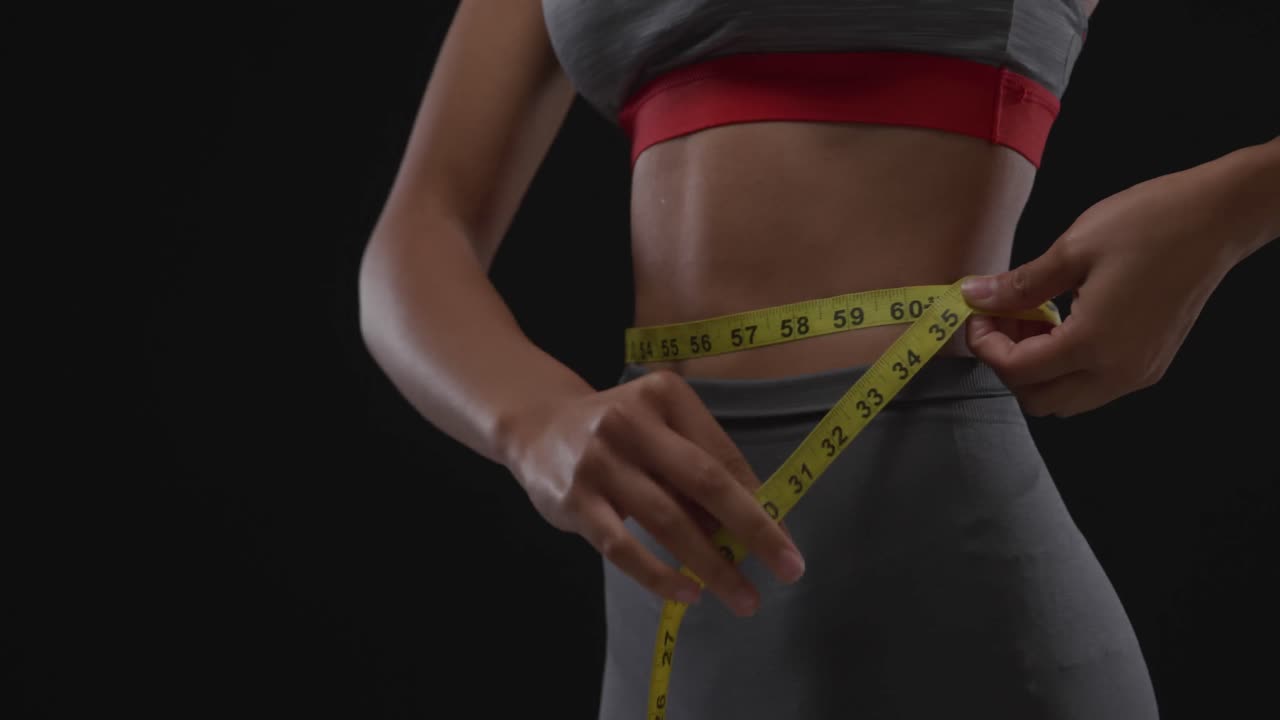 mujer midiendo su cintura