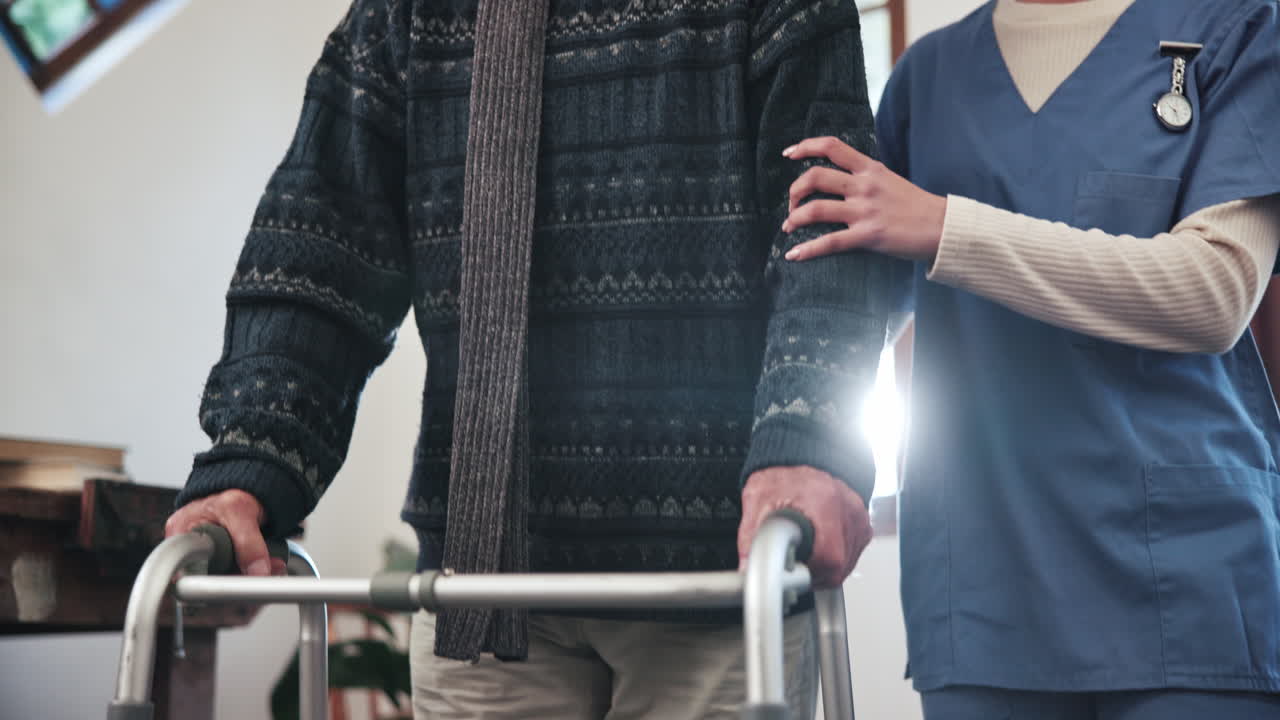 간호사, 노인 및 집에 대한 기 프레임