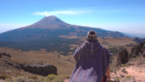 la silueta de un hombre admirando el volcán popocatepetl