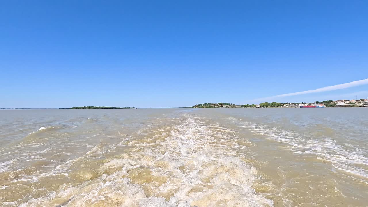 olas que se arrastran detrás de un barco en movimiento