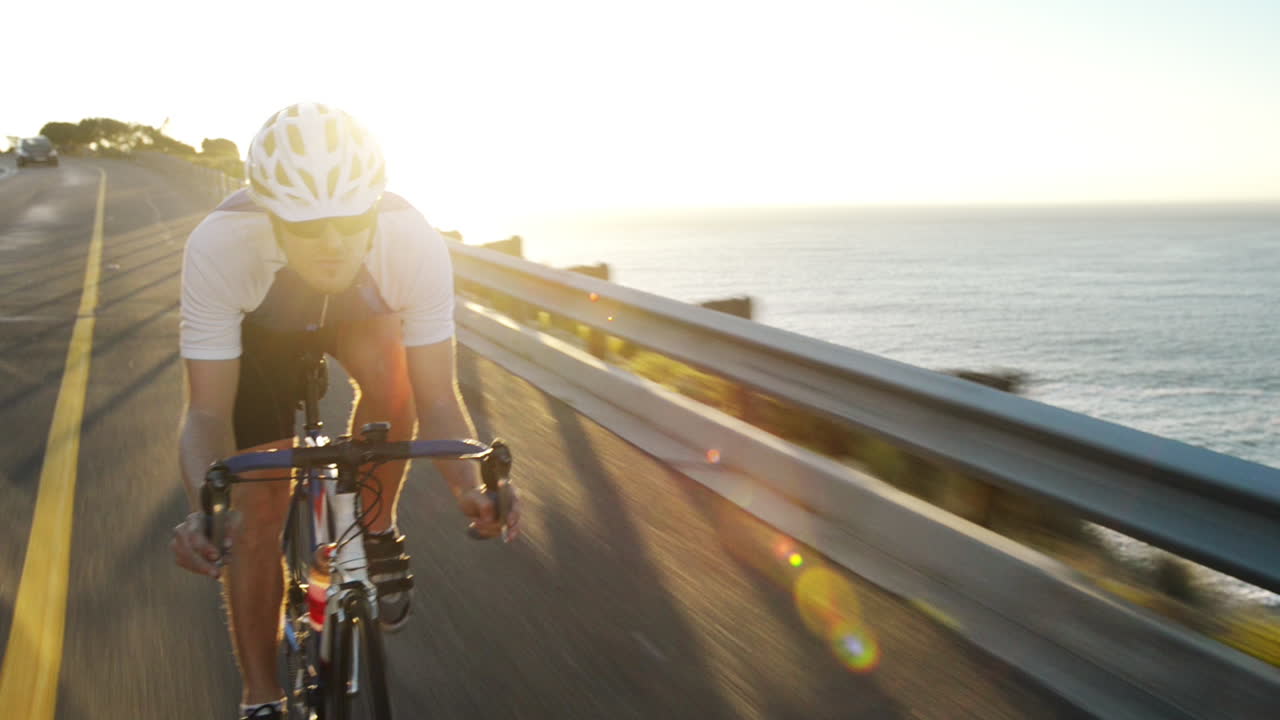 건강한 남자가 도로 자전거를 타고 야외 피트니스 스테디캠 촬영