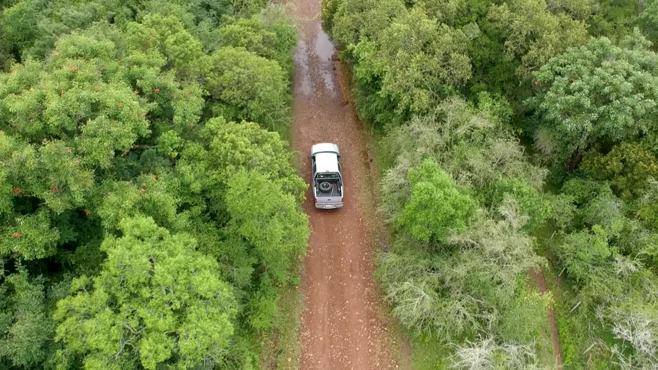 Veduta aerea di un camion bianco che guida nella giungla dell'Uruguay