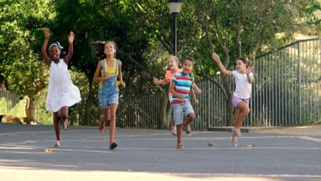 Niños-De-La-Escuela-Corriendo-En-El-Campus-De-La-Escuela