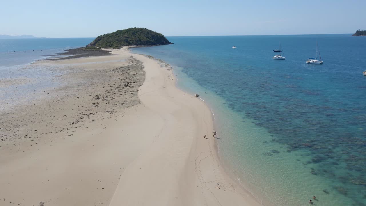 여름 휴가를 즐기는 랭포드 섬의 관광객 - 호주 qld의 휘트선데이 제도
