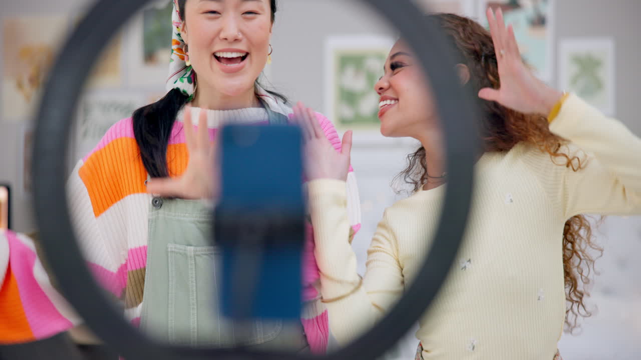 여성들이 함께 스트리밍하고,  ⁇ 드폰으로 춤을 추고