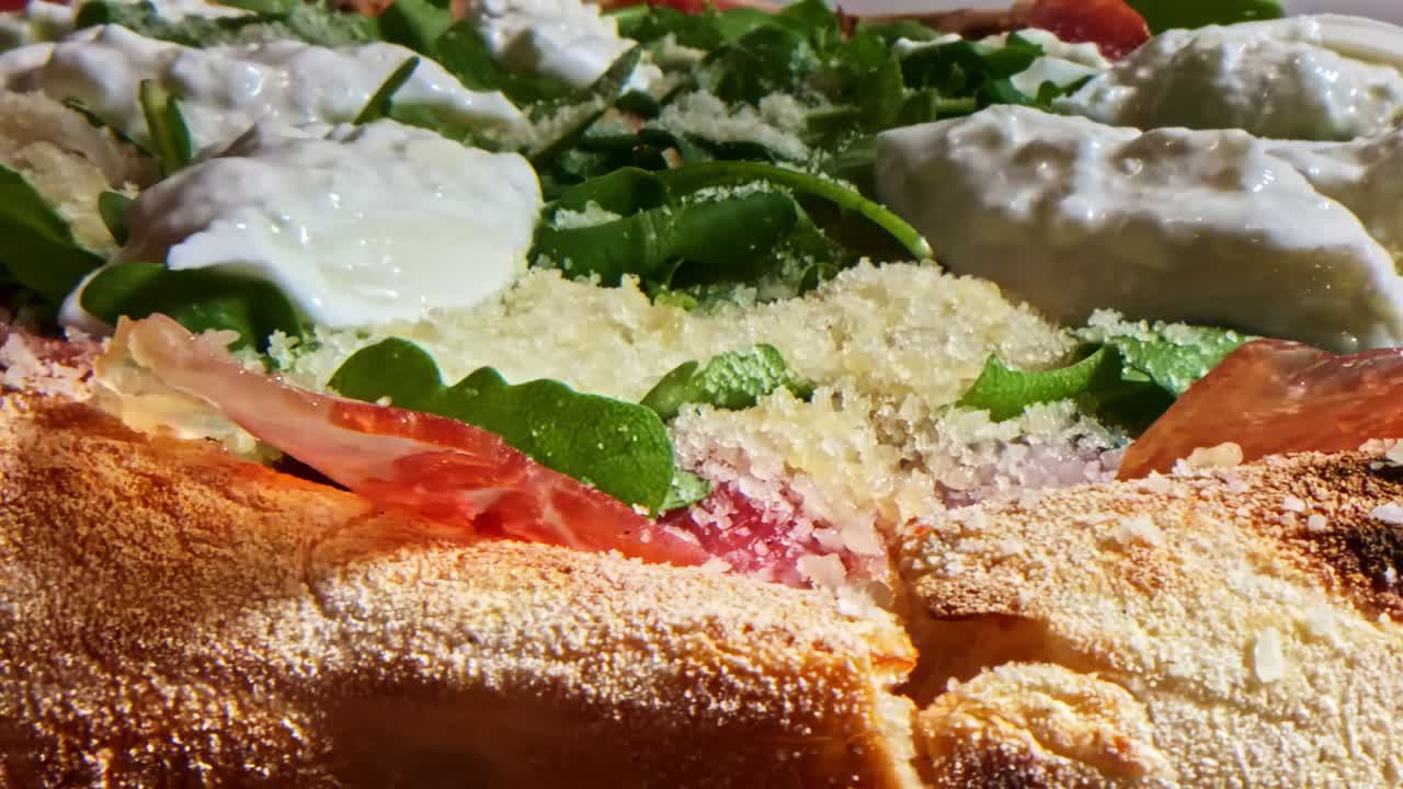 Visualizzazione macro di una pizza con prosciutto e formaggio che rivela trame a strati e caldi dettagli saporiti