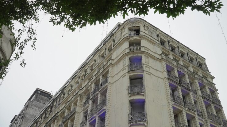 Vista en ángulo bajo de un gran edificio colonial con balcones ornamentados en Fortaleza, Ceará
