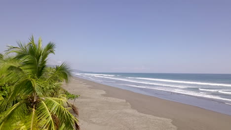 tiro de dron deslizante revela playa larga y hermosa en costa rica