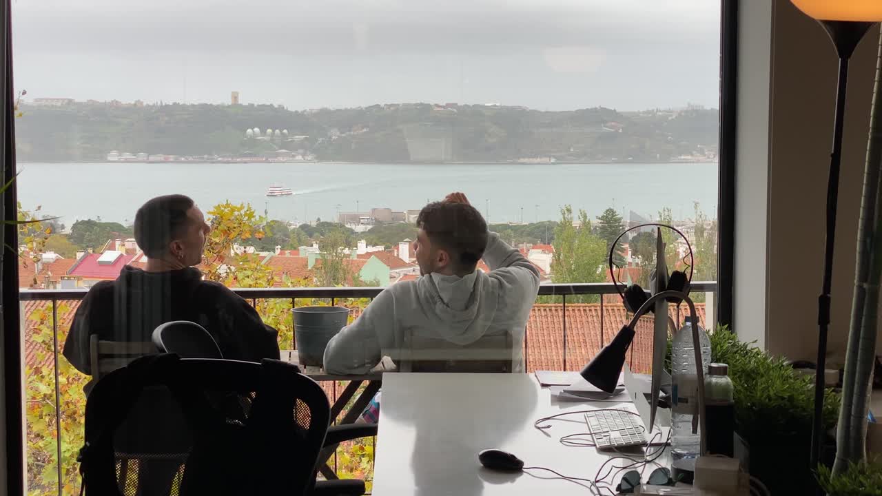 사무실 카페에서 점심 시간에 아이디어를 바꾸는 근로자