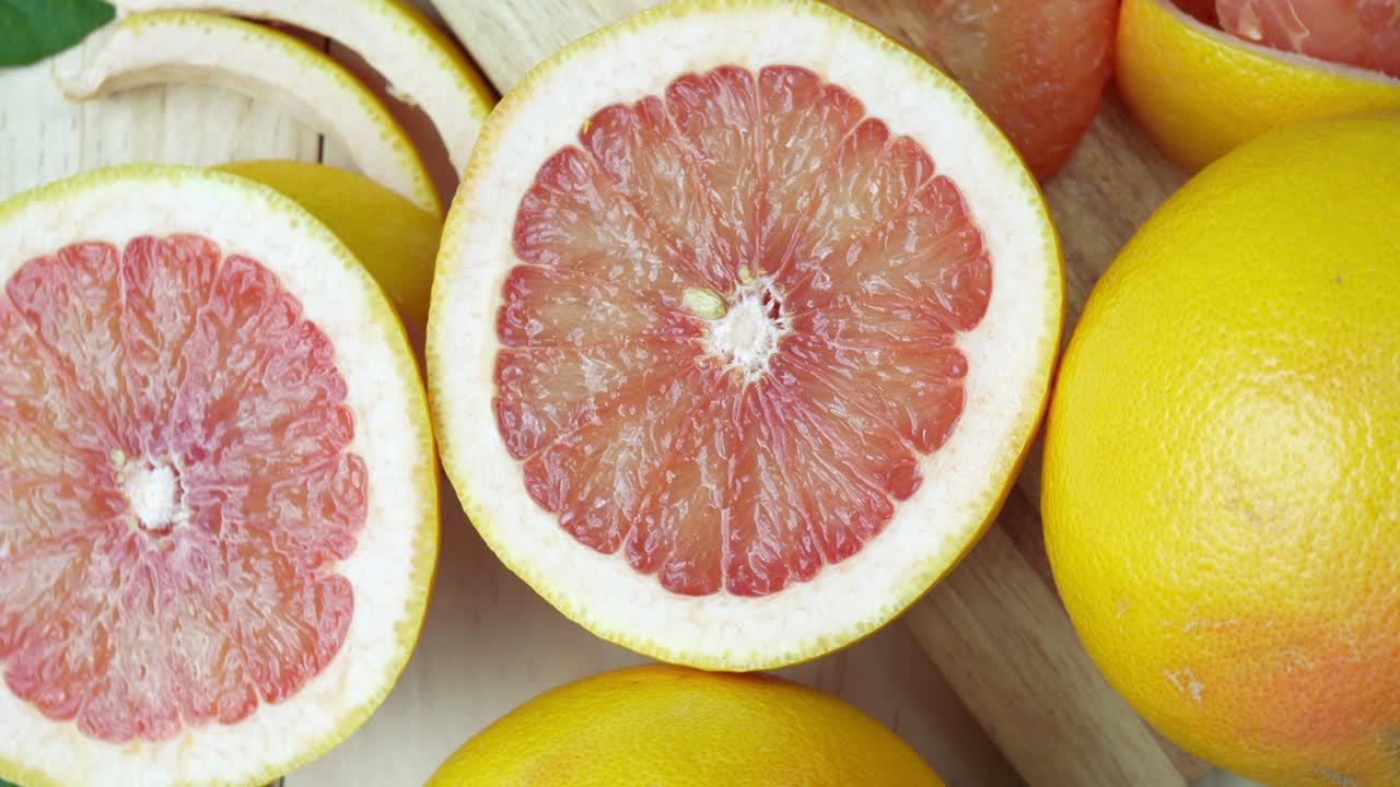 pomelo fresco con hojas sobre fondo de madera, vista de arriba girar pomelo o pomelo sobre fondo de madeira, resolución de 4k.