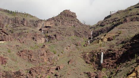 fantástica toma panorámica aérea de hermosas cascadas en las montañas y causada por las fuertes lluvias del ciclón hermine en la isla de gran canaria recientemente