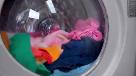 ropa de colores lavando en una lavadora