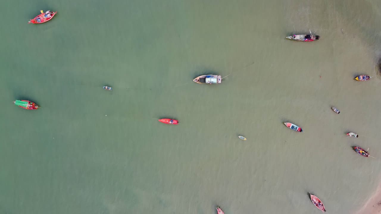 태국 해변에 정박한 수많은 범선의 공중 평면도