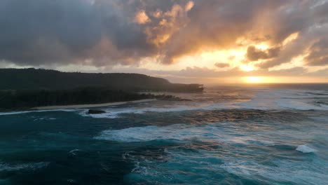 Un-Vídeo-Aéreo-Con-Drones-Captura-La-Encantadora-Puesta-De-Sol-De-La-Hora-Dorada-En-Hawaii,-Con-Grandes-Olas-En-El-Océano