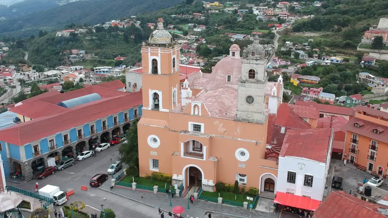 drone disparado sobre la plaza principal de una ciudad mexicana llamada real del monte