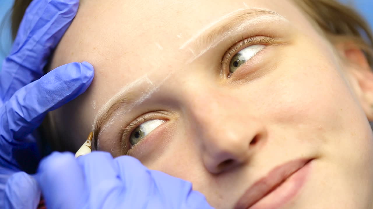 Master making permanent eyebrow make up