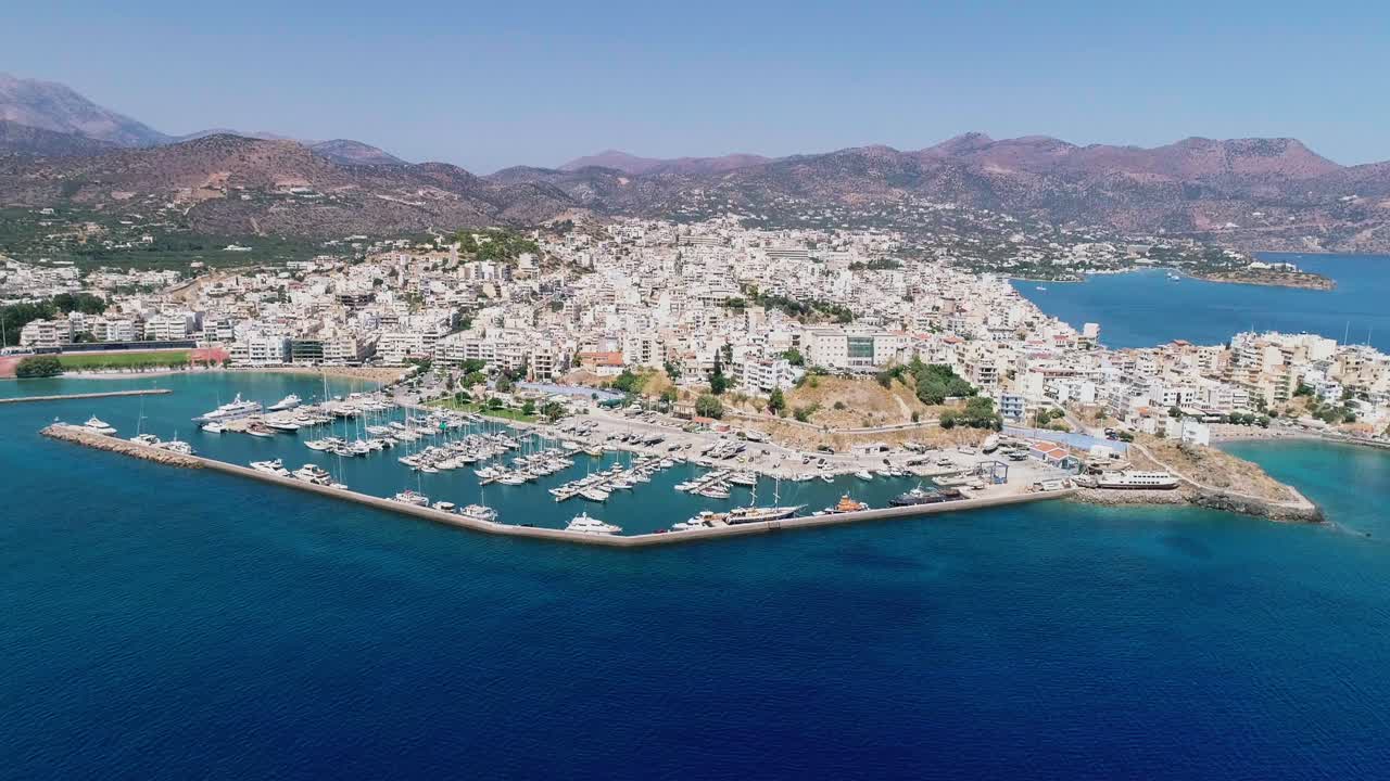 drone disparó sobre el puerto deportivo, el bulevar costero, las playas, el verano en agios nikolaos, creta, grecia