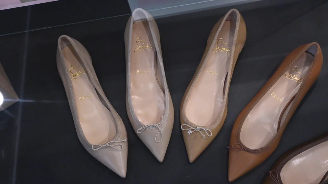 vista superior de bailarinas detrás de la ventana de un museo del calzado