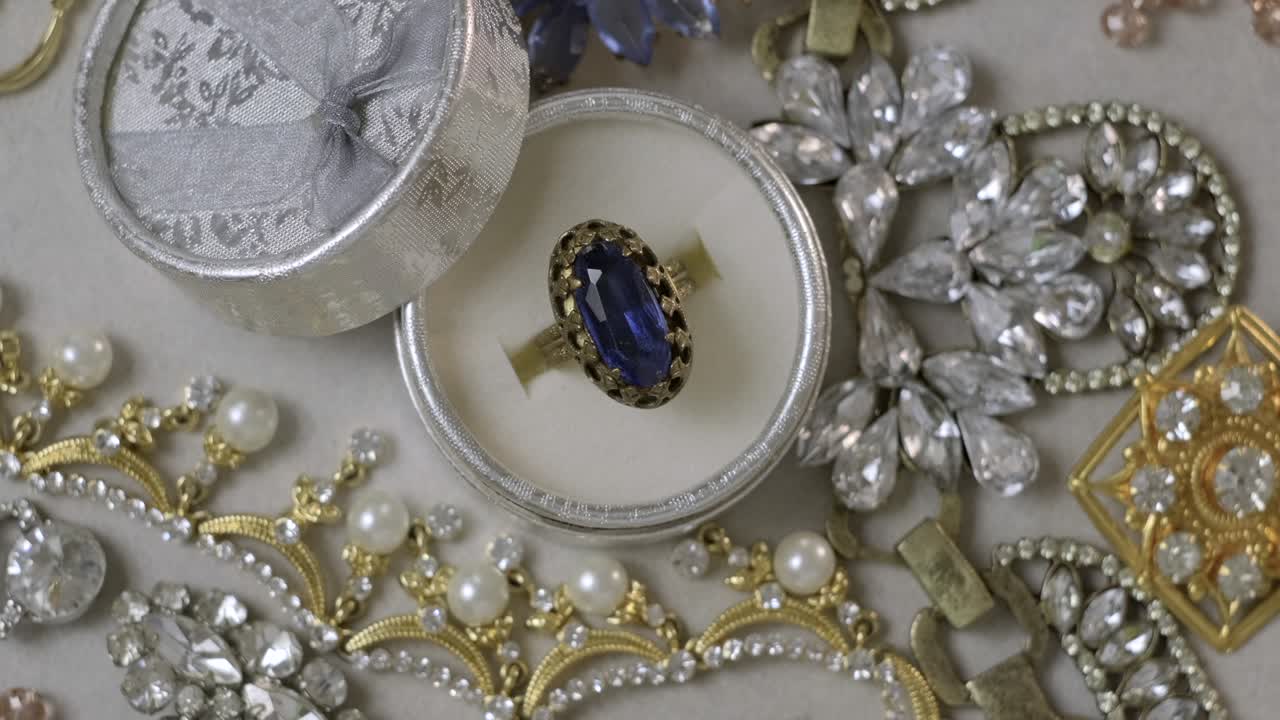 hermosas joyas de moda y vintage con piedras preciosas brillantes, perlas y diamantes para mujeres