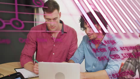 animación de gráficos, globos y lenguaje informático sobre diversos compañeros de trabajo discutiendo informes en la computadora portátil
