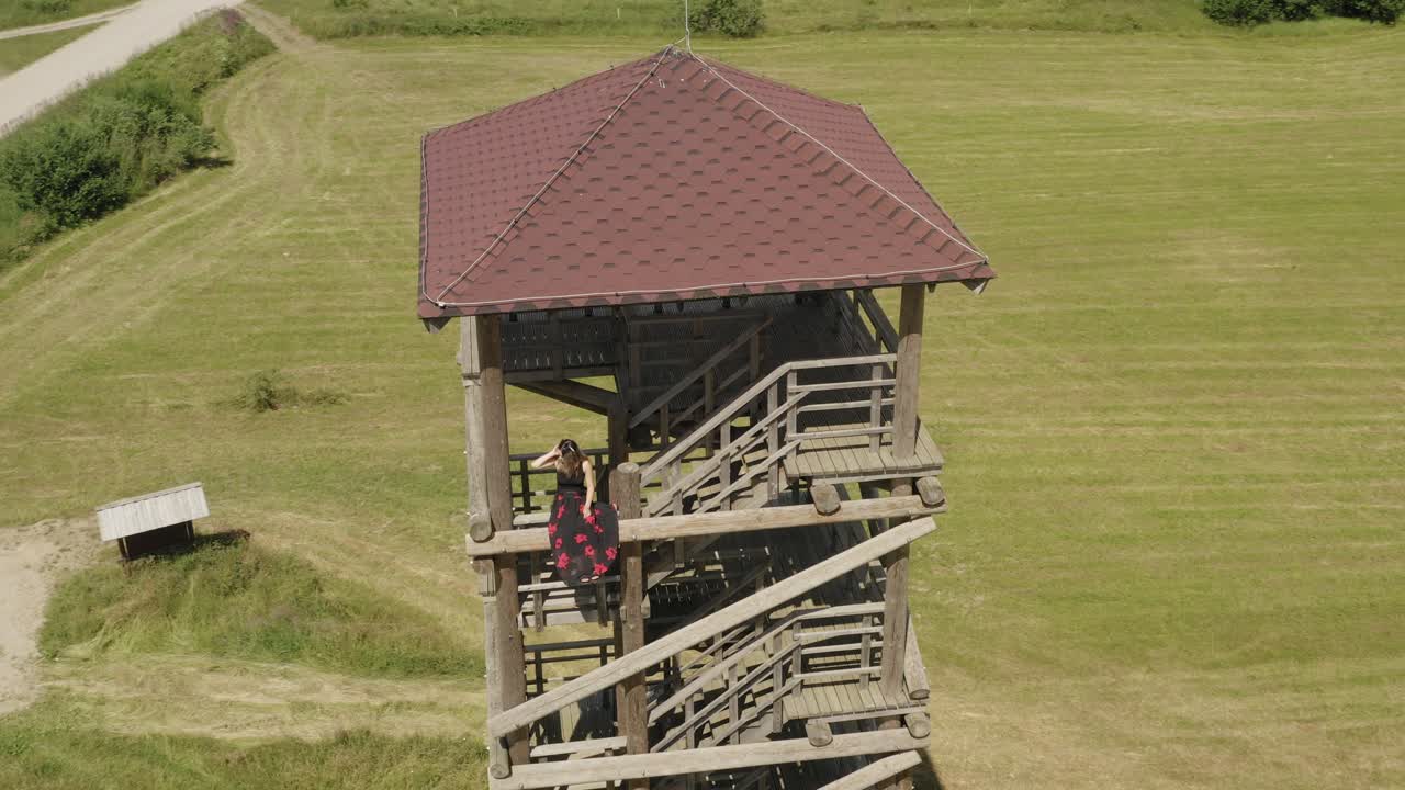 arriba mujer disfrutando de la vista desde el borde de la torre de observación