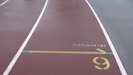 pista de atletismo en el estadio. el suelo marca la novena pista.