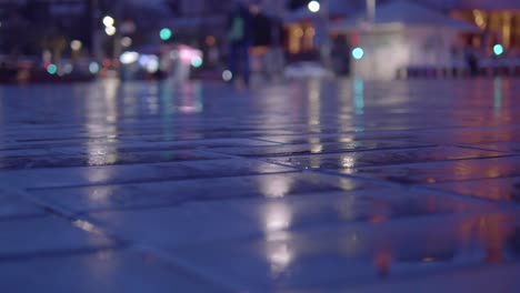 escena de la calle de la ciudad nocturna con pavimento húmedo