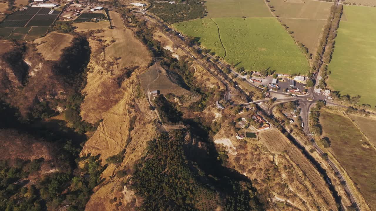 vista aérea del paisaje de los campos agrícolas junto a la carretera guadalajara a colima 54d cerca de tuxpan jalisco, méxico