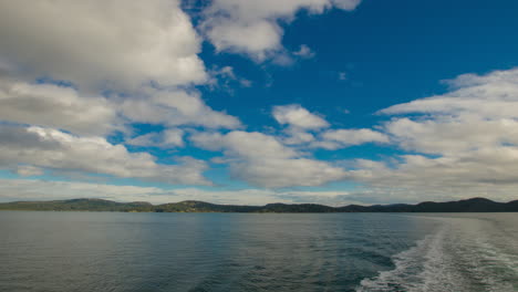 Hiperlapso-De-Tiempo-Fuera-De-La-Parte-Trasera-Del-Ferry-Con-Muchas-Islas-Y-Nubes-En-Movimiento