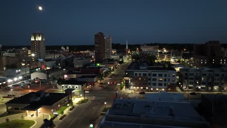 Jackson,-Michigan,-Centro-De-La-Ciudad-Por-La-Noche-Con-Video-De-Drones,-Plano-General-De-Derecha-A-Izquierda