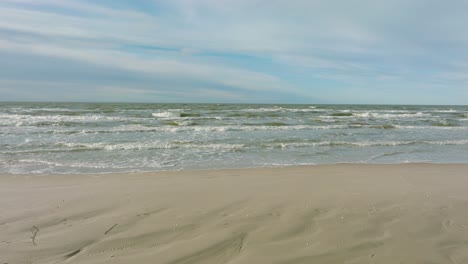 Vista-Aérea-De-Establecimiento-De-La-Costa-Del-Mar-Báltico,-Día-Soleado,-Dunas-De-Arena-Blanca-A-La-Orilla-Del-Mar-Dañadas-Por-Las-Olas,-Bosque-De-Pinos,-Erosión-Costera,-Cambios-Climáticos,-Tiro-Amplio-De-Drones-Que-Avanza-A-Baja-Altura-Sobre-El-Mar