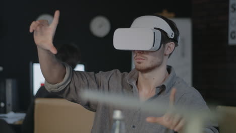joven programador usando gafas vr