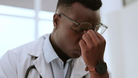 cansado, africano y médico con dolor de cabeza agotamiento