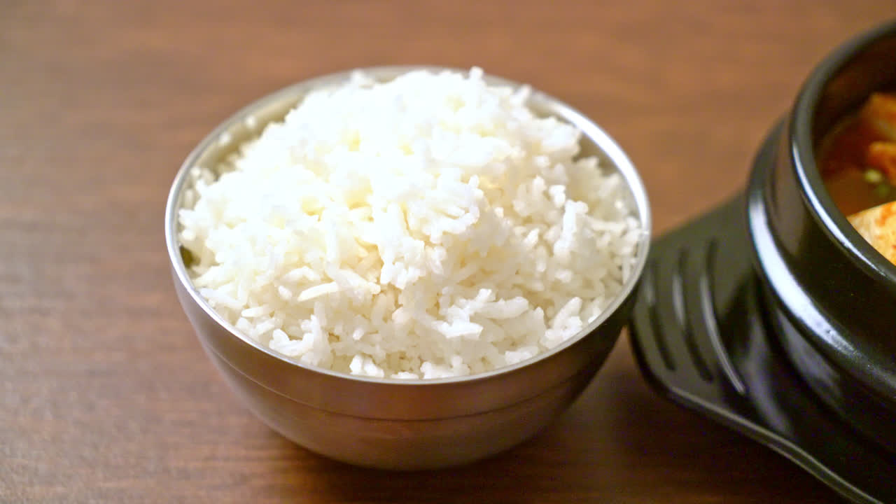 'kimchi jjigae' o sopa de kimchi con tofu suave o estofado de kimchi coreano - estilo tradicional de comida coreana