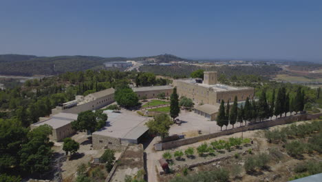 Beit-Jimal-Ist-Ein-Katholisches-Kloster,-Das-In-Den-Ausläufern-Der-Hügel-Liegt,-Und-Man-Glaubt,-Dass-Sich-Dort-In-Einer-Höhle-Das-Grab-Des-Heiligen-Befindet