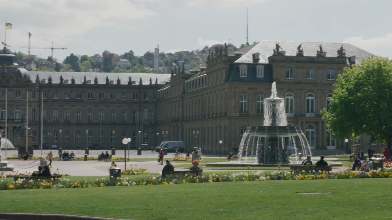 슈투트가르트 의회 건물의 파빌리온 뒤편과 정오, 독일, 유럽, 패닝 시야각에 시내 광장을 걷는 관광객들