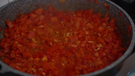 Topf-Mit-Hausgemachter-Tomatensauce-Für-Shakshouka