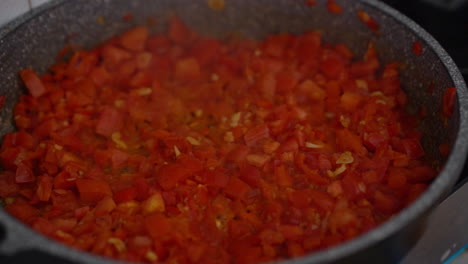 bote de salsa de tomate casera para shakshouka