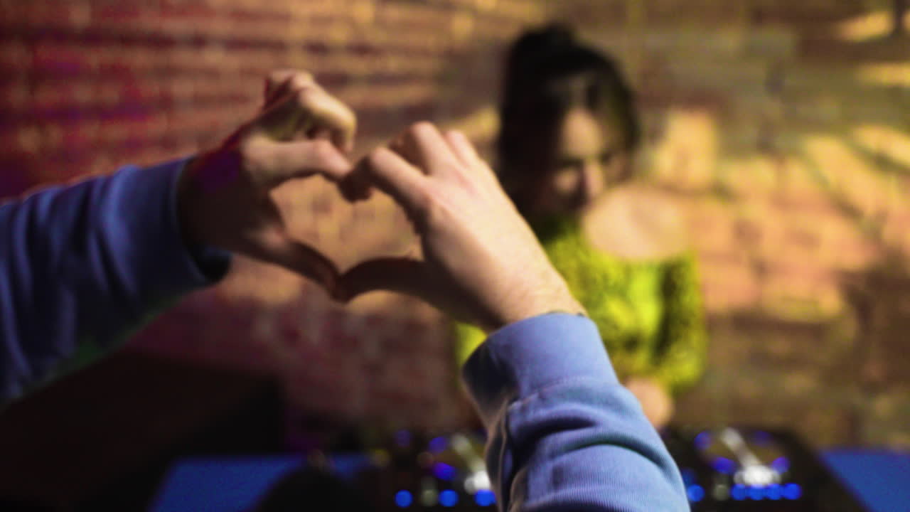 dj trabajando en el club nocturno