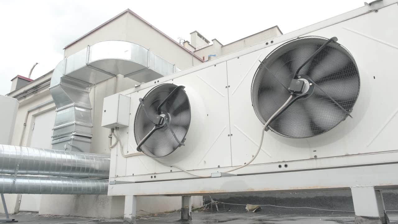 unità di riscaldamento, ventilazione e aria condizionata sul tetto