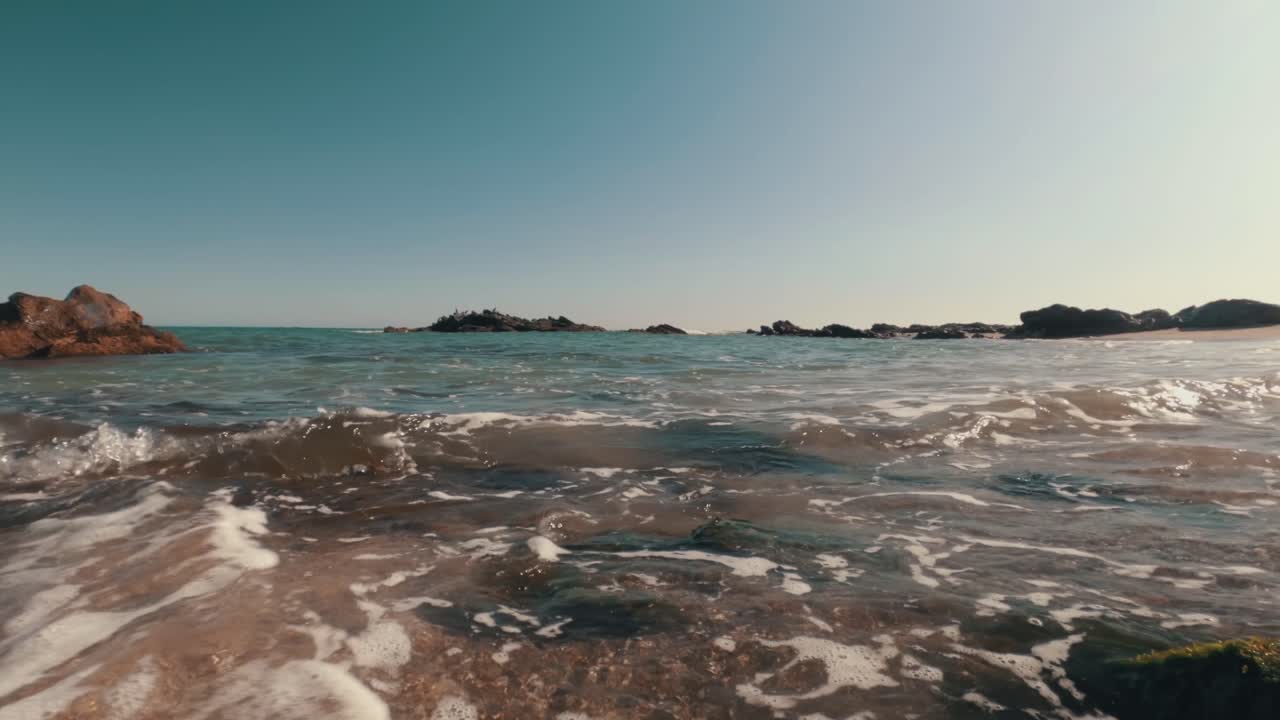 바다 해안의 낮은 각도보기